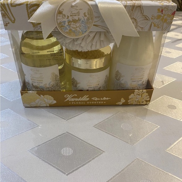 Vanilla Bay Gold and Cream Bath & Body Set - Picture 5 of 10